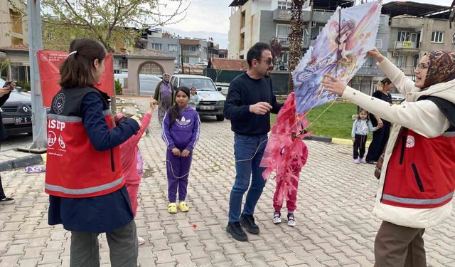 Alaşehir'de Romanlar Günü uçurtma şenliğiyle kutlandı