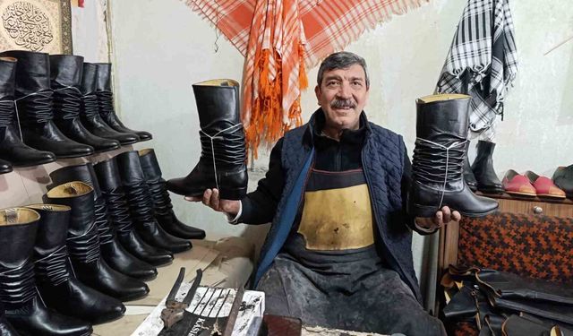 Asırlık kalıplarla körüklü çizme üretiyor