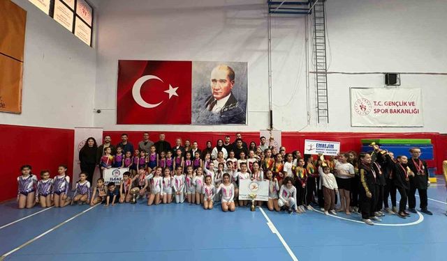 Minik cimnastikçilerden 23 Nisan için Alaşehir'de yarıştı