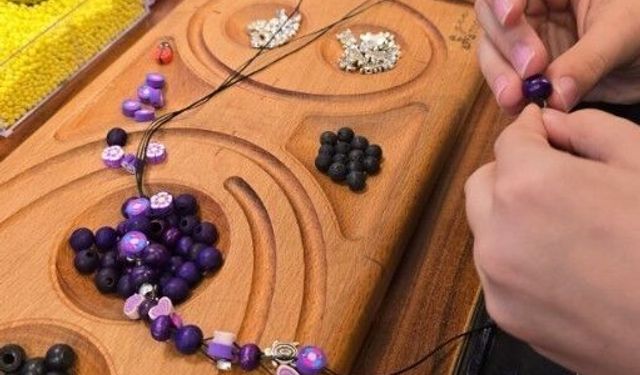 Şehzadeler'de minik eller takı tasarlayacak
