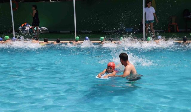 Turgutlu'da 2. dönem yüzme kayıtlarına yoğun ilgi