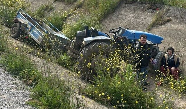 Turgutlu'da ön lastiği fırlayan traktör takla attı: 2 yaralı