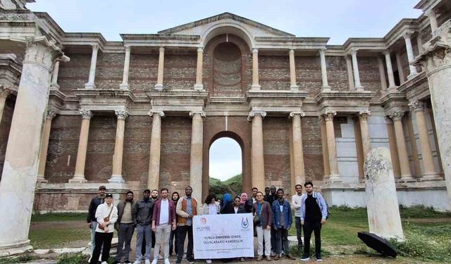 Uluslararası öğrenciler Sardes'te tarihle buluştu