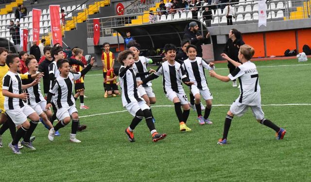 Yunusemre'de 23 Nisan coşkusu yeşil sahada yaşandı