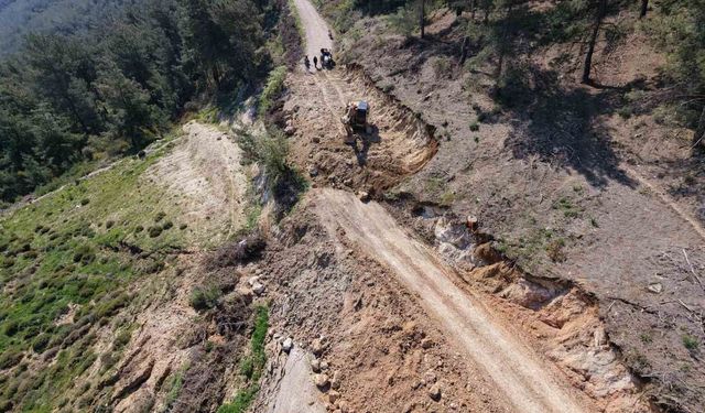 Heyelan nedeniyle kapanan Sülüklü Göl yolu ulaşıma açıldı