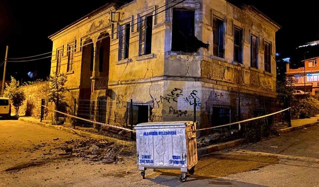 Manisa'da çatısı ve duvarları çöken tarihi bina kokuttu