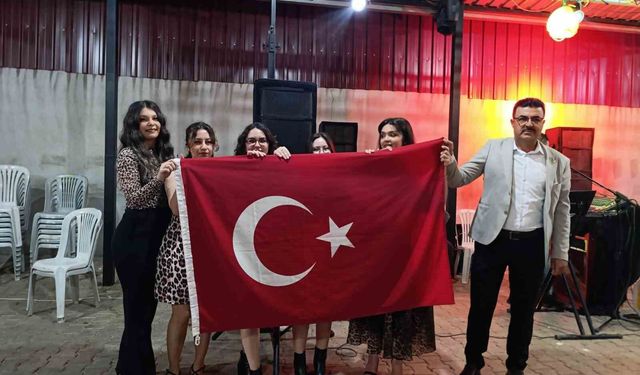 Muhtardan Anneler Günü'ne özel leopar gecesi