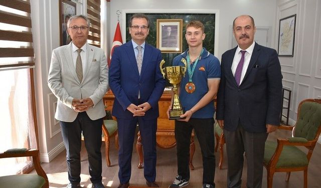 Salihli Kaymakamı Güldoğan, dünya şampiyonunu ağırladı