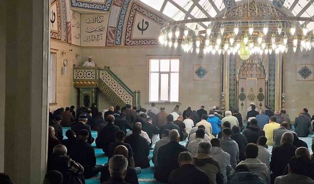Selendi'de bayram namazında camiler doldu
