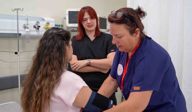 Acil servis hekimi hemşire annesiyle birlikte omuz omuza hayat kurtarıyor