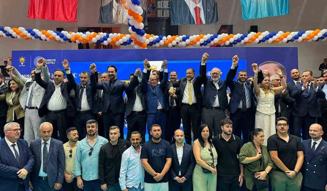 AK Parti'ye Manisa'da toplu katılım: 612 kişiye rozet takıldı