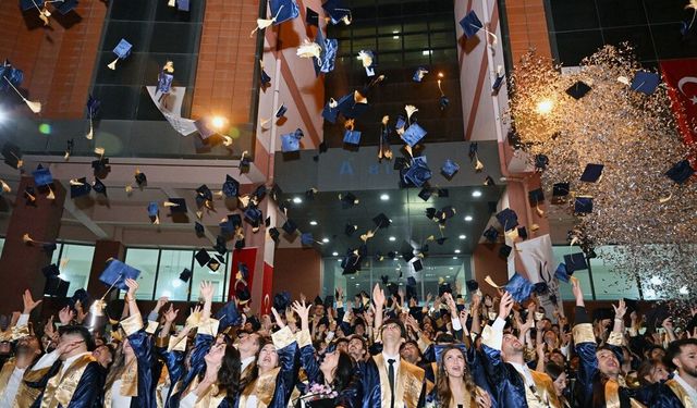 İİBF ve Teknoloji Fakültesinde mezuniyet sevinci