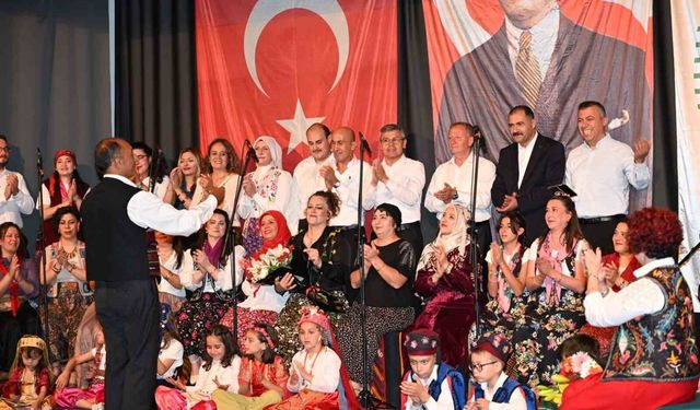 İlçe protokolünden konserde canlı performans sürprizi