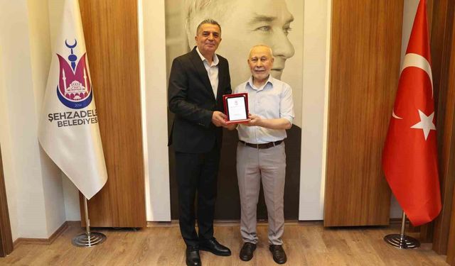 Manisa'da 41 bin nikaha imza attı, gözyaşlarıyla veda etti