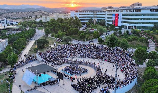 Manisa'da 961 genç mühendis geleceğe kep attı