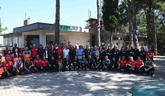 Manisa'da afet kahramanlarına akreditasyon arması takıldı