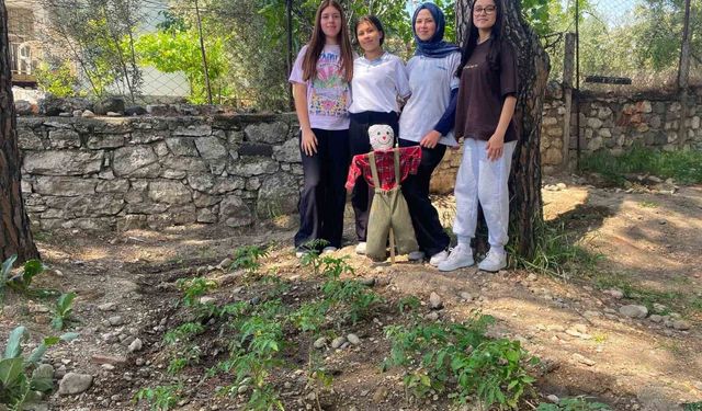 Okul bahçesi hem üretim alanına hem geri dönüşüm merkezine dönüştü