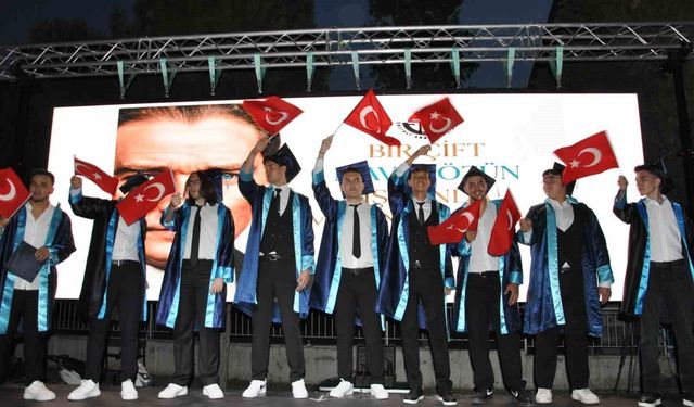 Salihli Anadolu Lisesi'nde mezuniyet coşkusu