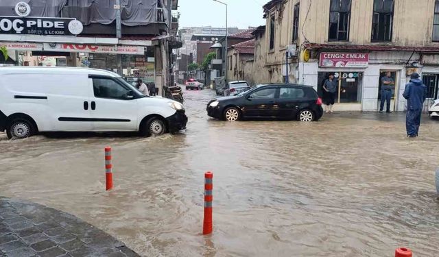 Salihli'yi sağanak vurdu, çok sayıda ev ve iş yeri su altında kaldı