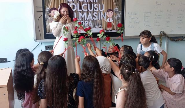 Nikâh töreni ardından gelinliğiyle karneleri dağıttı