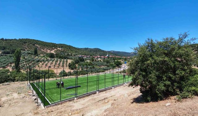 Demirci'de 11 kırsal mahalleye halı saha yatırımı