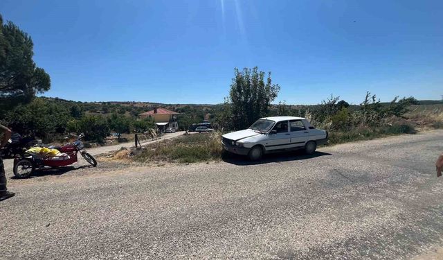 Gördes'te motosiklet otomobile çarptı: 2 yaralı