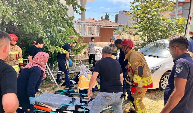 Kayısı toplarken ağaçtan düşen kadının bacağı demir korkuluğa saplandı