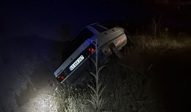 Kontrolden çıkan otomobil araziye savruldu