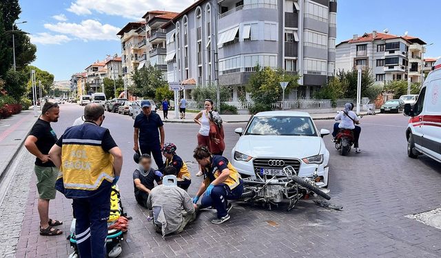 Kula'da otomobil ile motosiklet çarpıştı: 2 yaralı