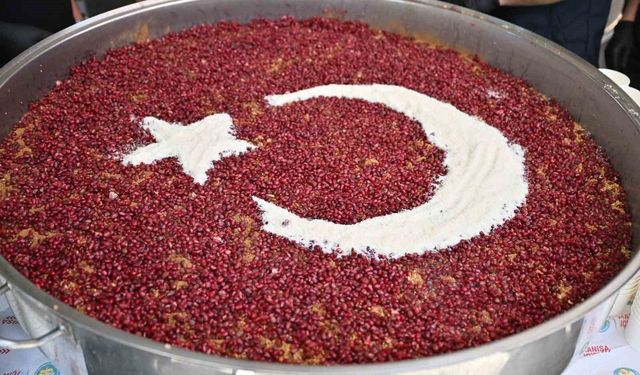Manisa Büyükşehir'den Alaybey ve Laleli pazarlarında aşure ikramı