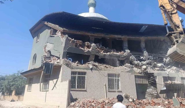 Manisa'da 28 yıllık cami yıkılıyor