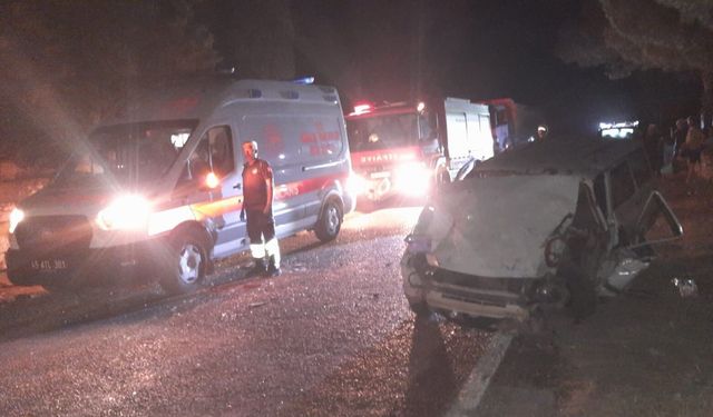 Manisa'da otomobil ile traktör çarpıştı: 2'si ağır 4 yaralı
