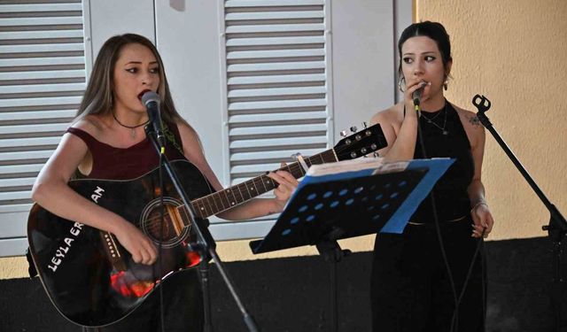 Müziğin ritmi Manisa sokaklarında