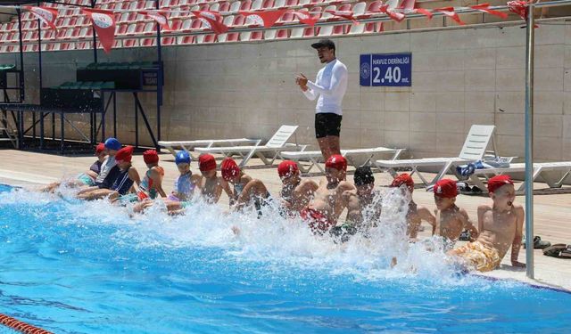 Şehzadeler'de yüzme kursları kapılarını açtı