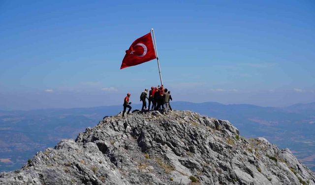 Spil'in zirvesindeki 15 Temmuz töreninde gaziler Türk bayrağını göndere çekti