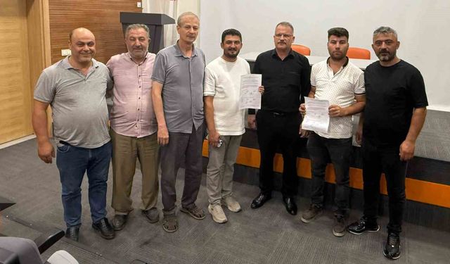 Kula'da Başkan Dönmez'in talimatıyla belediye salonu açılmayınca, komisyonlar dışarıda kaldı