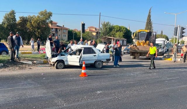 Manisa'da otomobil ile motosiklet çarpıştı: 4 yaralı
