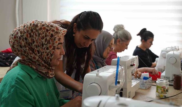 Yunusemre'de kadınlar dikiş kurslarıyla üretime katılıyor