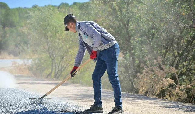 Manisa Büyükşehir'den 2 ilçenin 10 mahallesine ulaşım sağlayan yola asfalt