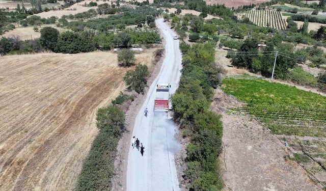 Manisa'da 1999'da açılan yol 27 yıl sonra asfaltla buluştu