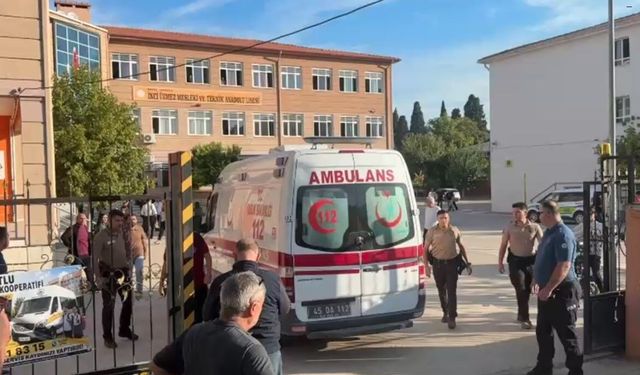 Manisa'da okul önünde silahlı saldırı: Yaralı öğrenciler var