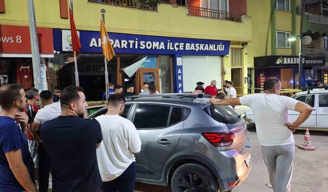 Otomobil AK Parti ilçe binasına daldı