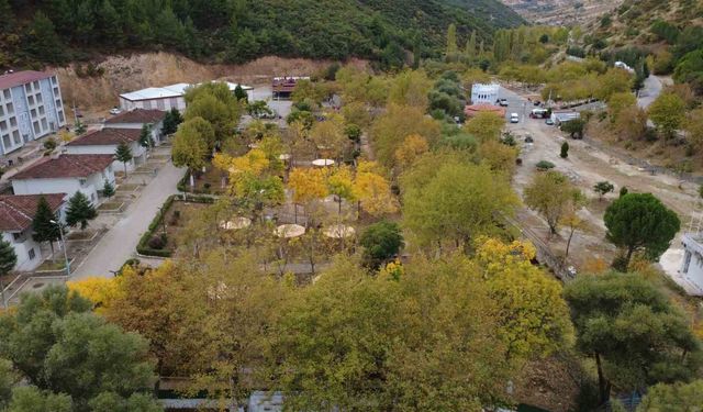 Demirci'de sonbaharın renk cümbüşü havadan görüntülendi