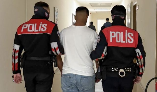 Manisa'da 152 yıl hapis cezasıyla aranan 17 yaşındaki şüpheli parkta yakalandı