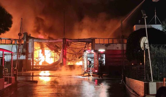 Manisa'da İnci Akü farikasında yangın