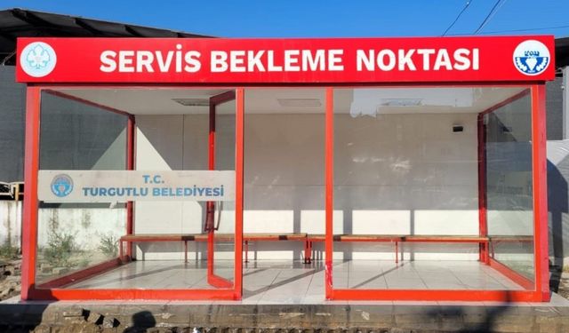Turgutlu'daki servis durakları temizlenirken vatandaşlara da çağrıda bulunuldu