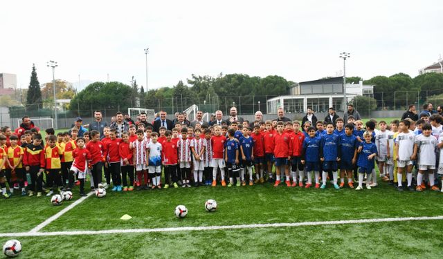 Yunusemre'de 29 Ekim coşkusu futbolla taçlandı