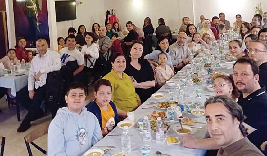 Sekiz Eylül İlkokulu öğretmenleri ve aileleri iftarda buluştu