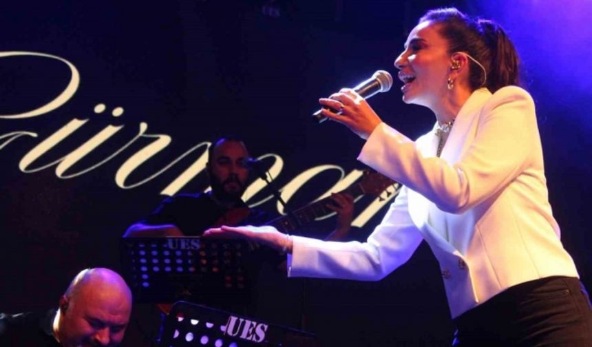 Öykü Gürman söyledi vatandaşlar eşlik etti