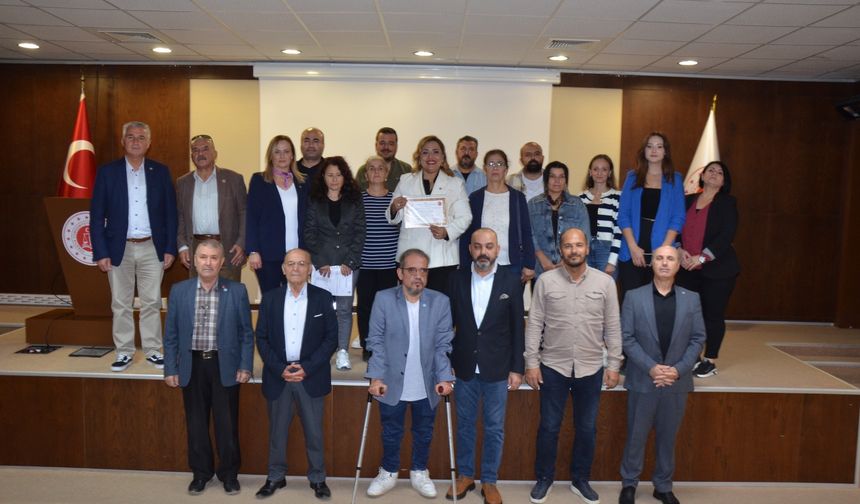 İYİ Parti’de Banu Elbirler mazbatasını aldı